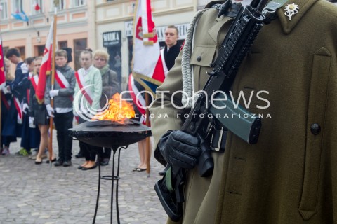  03.05.2014 RZESZOW <br />UROCZYSTOSCI PATRIOTYCZNE Z OKAZJI SWIETA 3 MAJA W RZESZOWIE<br />N/Z ZOLNIERZ KARABIN OGIEN ZDJECIE ILUSTRACYJNE PODCHALANCZYK<br /> 