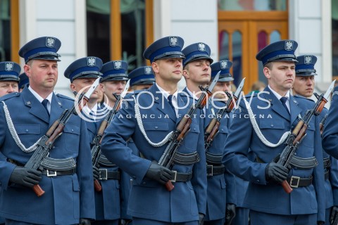  03.05.2014 RZESZOW <br />UROCZYSTOSCI PATRIOTYCZNE Z OKAZJI SWIETA 3 MAJA W RZESZOWIE<br />N/Z POLICJANCI KARABINY PISTOLETY ZDJECIE ILUSTRACYJNE<br /> 