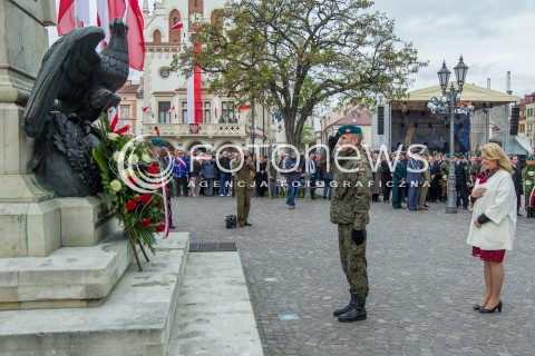  03.05.2014 RZESZOW <br />UROCZYSTOSCI PATRIOTYCZNE Z OKAZJI SWIETA 3 MAJA W RZESZOWIE<br />N/Z POMNIK TADEUSZA KOSCIUSZKI NA RZESZOWSKIM RYNKU WIENIEC ELZBIETA LUKACIJEWSKA<br /> 
