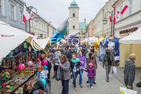  03.05.2014 RZESZOW <br />SWIETO PANIAGI - ULICY 3 MAJA W RZESZOWIE<br />N/Z ULICA 3 MAJA BAZARY KIERMASZ KIERMASZE LUDZIE<br /> 