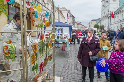  03.05.2014 RZESZOW <br />SWIETO PANIAGI - ULICY 3 MAJA W RZESZOWIE<br />N/Z ULICA 3 MAJA BAZARY KIERMASZ KIERMASZE LUDZIE<br /> 