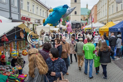 03.05.2014 RZESZOW <br />SWIETO PANIAGI - ULICY 3 MAJA W RZESZOWIE<br />N/Z ULICA 3 MAJA BAZARY KIERMASZ KIERMASZE LUDZIE<br /> 