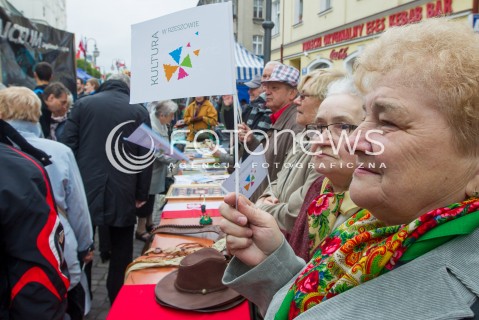  03.05.2014 RZESZOW <br />SWIETO PANIAGI - ULICY 3 MAJA W RZESZOWIE<br />N/Z ULICA 3 MAJA BAZARY KIERMASZ KIERMASZE LUDZIE<br /> 
