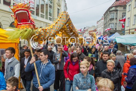  03.05.2014 RZESZOW <br />SWIETO PANIAGI - ULICY 3 MAJA W RZESZOWIE<br />N/Z ULICA 3 MAJA BAZARY KIERMASZ KIERMASZE LUDZIE SMOK POTWOR<br /> 