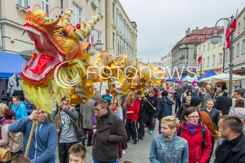  03.05.2014 RZESZOW <br />SWIETO PANIAGI - ULICY 3 MAJA W RZESZOWIE<br />N/Z ULICA 3 MAJA BAZARY KIERMASZ KIERMASZE LUDZIE SMOK POTWOR<br /> 