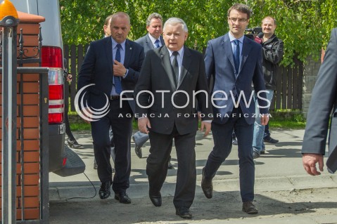  05.05.2014 DEBICA <br />WIZYTA PREZESA PIS JAROSLAWA KACZYNSKIEGO NA PODKARPACIU<br />WIZYTA W ZAKLADACH MIESNYCH ROBERT ZABEK I DEGUSTACJA WYROBOW MIESNYCH<br />N/Z JAROSLAW KACZYNSKI TOMASZ POREBA OCHRONA KACZYNSKIEGO OCHRONIARZ<br /> 