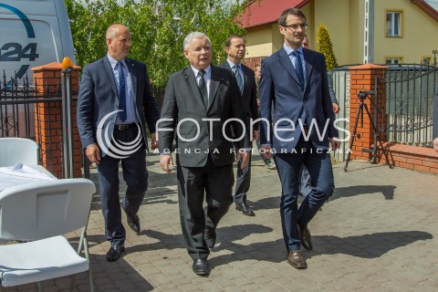  05.05.2014 DEBICA <br />WIZYTA PREZESA PIS JAROSLAWA KACZYNSKIEGO NA PODKARPACIU<br />WIZYTA W ZAKLADACH MIESNYCH ROBERT ZABEK I DEGUSTACJA WYROBOW MIESNYCH<br />N/Z JAROSLAW KACZYNSKI TOMASZ POREBA OCHRONA KACZYNSKIEGO OCHRONIARZ<br /> 
