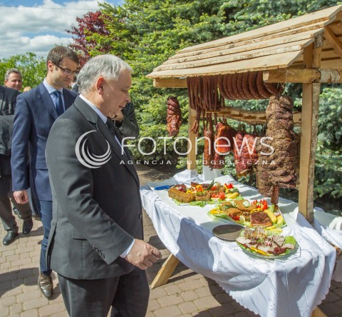  05.05.2014 DEBICA <br />WIZYTA PREZESA PIS JAROSLAWA KACZYNSKIEGO NA PODKARPACIU<br />WIZYTA W ZAKLADACH MIESNYCH ROBERT ZABEK I DEGUSTACJA WYROBOW MIESNYCH<br />N/Z JAROSLAW KACZYNSKI DEGUSTACJA<br /> 