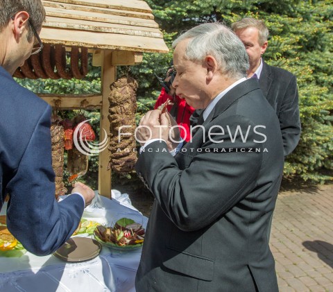  05.05.2014 DEBICA <br />WIZYTA PREZESA PIS JAROSLAWA KACZYNSKIEGO NA PODKARPACIU<br />WIZYTA W ZAKLADACH MIESNYCH ROBERT ZABEK I DEGUSTACJA WYROBOW MIESNYCH<br />N/Z JAROSLAW KACZYNSKI DEGUSTACJA<br /> 
