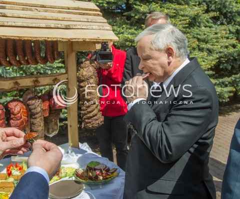  05.05.2014 DEBICA <br />WIZYTA PREZESA PIS JAROSLAWA KACZYNSKIEGO NA PODKARPACIU<br />WIZYTA W ZAKLADACH MIESNYCH ROBERT ZABEK I DEGUSTACJA WYROBOW MIESNYCH<br />N/Z JAROSLAW KACZYNSKI DEGUSTACJA<br /> 