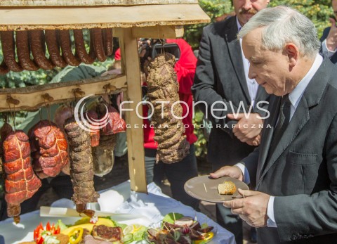  05.05.2014 DEBICA <br />WIZYTA PREZESA PIS JAROSLAWA KACZYNSKIEGO NA PODKARPACIU<br />WIZYTA W ZAKLADACH MIESNYCH ROBERT ZABEK I DEGUSTACJA WYROBOW MIESNYCH<br />N/Z JAROSLAW KACZYNSKI DEGUSTACJA<br /> 