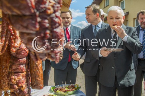  05.05.2014 DEBICA <br />WIZYTA PREZESA PIS JAROSLAWA KACZYNSKIEGO NA PODKARPACIU<br />WIZYTA W ZAKLADACH MIESNYCH ROBERT ZABEK I DEGUSTACJA WYROBOW MIESNYCH<br />N/Z JAROSLAW KACZYNSKI DEGUSTACJA WLADYSLAW ORTYL ADAM HOFMAN<br /> 