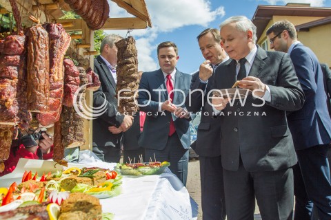 05.05.2014 DEBICA <br />WIZYTA PREZESA PIS JAROSLAWA KACZYNSKIEGO NA PODKARPACIU<br />WIZYTA W ZAKLADACH MIESNYCH ROBERT ZABEK I DEGUSTACJA WYROBOW MIESNYCH<br />N/Z JAROSLAW KACZYNSKI DEGUSTACJA WLADYSLAW ORTYL ADAM HOFMAN<br /> 