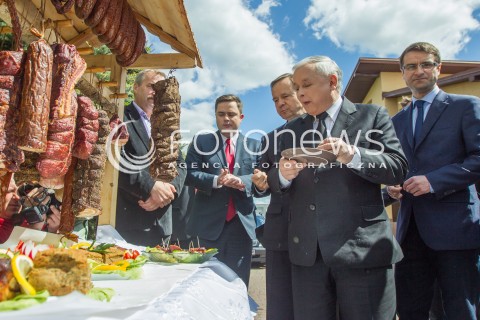  05.05.2014 DEBICA <br />WIZYTA PREZESA PIS JAROSLAWA KACZYNSKIEGO NA PODKARPACIU<br />WIZYTA W ZAKLADACH MIESNYCH ROBERT ZABEK I DEGUSTACJA WYROBOW MIESNYCH<br />N/Z JAROSLAW KACZYNSKI DEGUSTACJA WLADYSLAW ORTYL ADAM HOFMAN TOMASZ POREBA<br /> 