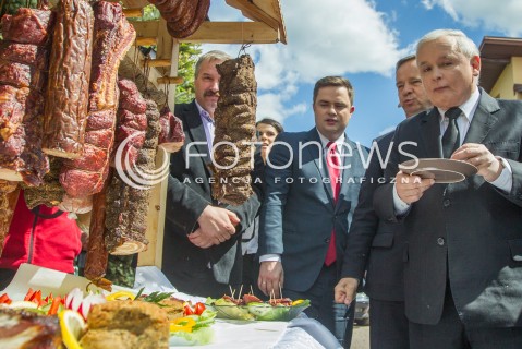  05.05.2014 DEBICA <br />WIZYTA PREZESA PIS JAROSLAWA KACZYNSKIEGO NA PODKARPACIU<br />WIZYTA W ZAKLADACH MIESNYCH ROBERT ZABEK I DEGUSTACJA WYROBOW MIESNYCH<br />N/Z JAROSLAW KACZYNSKI DEGUSTACJA WLADYSLAW ORTYL ADAM HOFMAN<br /> 