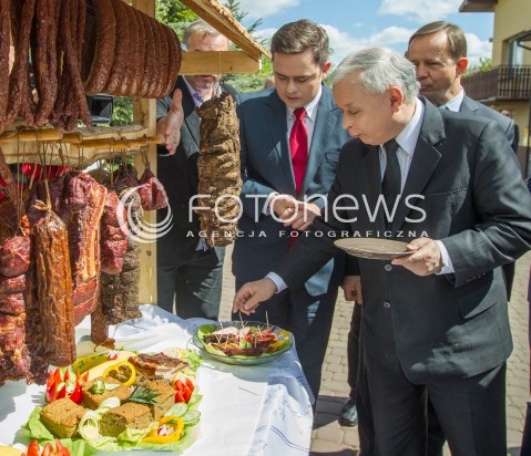  05.05.2014 DEBICA <br />WIZYTA PREZESA PIS JAROSLAWA KACZYNSKIEGO NA PODKARPACIU<br />WIZYTA W ZAKLADACH MIESNYCH ROBERT ZABEK I DEGUSTACJA WYROBOW MIESNYCH<br />N/Z JAROSLAW KACZYNSKI DEGUSTACJA WLADYSLAW ORTYL ADAM HOFMAN<br /> 