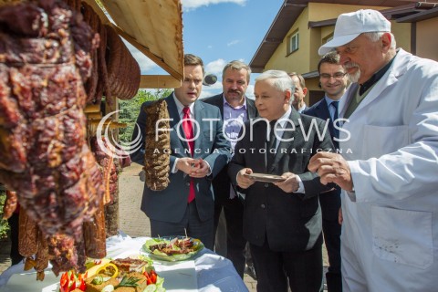  05.05.2014 DEBICA <br />WIZYTA PREZESA PIS JAROSLAWA KACZYNSKIEGO NA PODKARPACIU<br />WIZYTA W ZAKLADACH MIESNYCH ROBERT ZABEK I DEGUSTACJA WYROBOW MIESNYCH<br />N/Z JAROSLAW KACZYNSKI DEGUSTACJA TOMASZ POREBA  ADAM HOFMAN<br /> 