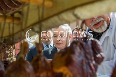  05.05.2014 DEBICA <br />WIZYTA PREZESA PIS JAROSLAWA KACZYNSKIEGO NA PODKARPACIU<br />WIZYTA W ZAKLADACH MIESNYCH ROBERT ZABEK I DEGUSTACJA WYROBOW MIESNYCH<br />N/Z JAROSLAW KACZYNSKI DEGUSTACJA<br /> 