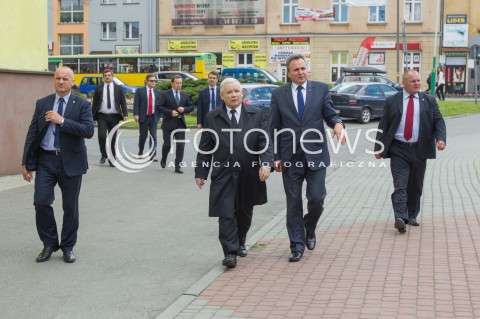  05.05.2014 DEBICA <br />WIZYTA PREZESA PIS JAROSLAWA KACZYNSKIEGO NA PODKARPACIU<br />PREZES PIS PRZY POMNIKU BRATA LECHA KACZYNSKIEGO W DEBICY<br />N/Z JAROSLAW KACZYNSKI OCHRONA OCHRONIARZE<br /> 