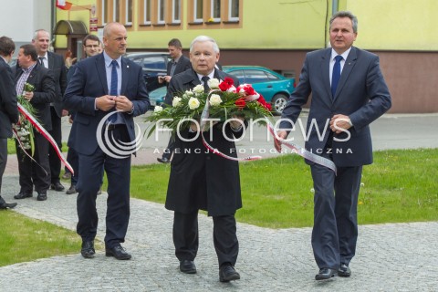  05.05.2014 DEBICA <br />WIZYTA PREZESA PIS JAROSLAWA KACZYNSKIEGO NA PODKARPACIU<br />PREZES PIS PRZY POMNIKU BRATA LECHA KACZYNSKIEGO W DEBICY<br />N/Z JAROSLAW KACZYNSKI OCHRONA OCHRONIARZE<br /> 