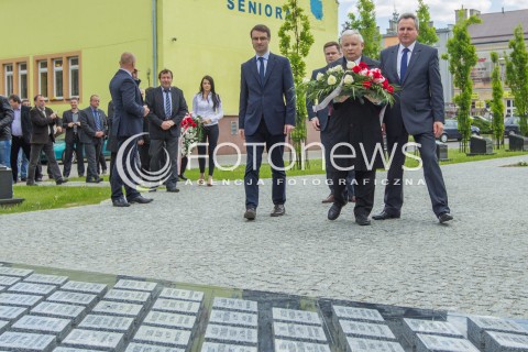  05.05.2014 DEBICA <br />WIZYTA PREZESA PIS JAROSLAWA KACZYNSKIEGO NA PODKARPACIU<br />PREZES PIS PRZY POMNIKU BRATA LECHA KACZYNSKIEGO W DEBICY<br />N/Z JAROSLAW KACZYNSKI TOMASZ POREBA<br /> 