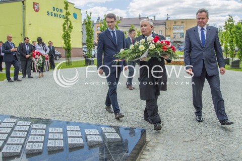  05.05.2014 DEBICA <br />WIZYTA PREZESA PIS JAROSLAWA KACZYNSKIEGO NA PODKARPACIU<br />PREZES PIS PRZY POMNIKU BRATA LECHA KACZYNSKIEGO W DEBICY<br />N/Z JAROSLAW KACZYNSKI TOMASZ POREBA<br /> 