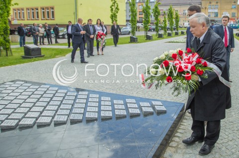  05.05.2014 DEBICA <br />WIZYTA PREZESA PIS JAROSLAWA KACZYNSKIEGO NA PODKARPACIU<br />PREZES PIS PRZY POMNIKU BRATA LECHA KACZYNSKIEGO W DEBICY<br />N/Z JAROSLAW KACZYNSKI TOMASZ POREBA<br /> 