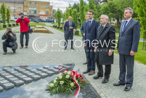  05.05.2014 DEBICA <br />WIZYTA PREZESA PIS JAROSLAWA KACZYNSKIEGO NA PODKARPACIU<br />PREZES PIS PRZY POMNIKU BRATA LECHA KACZYNSKIEGO W DEBICY<br />N/Z JAROSLAW KACZYNSKI TOMASZ POREBA<br /> 