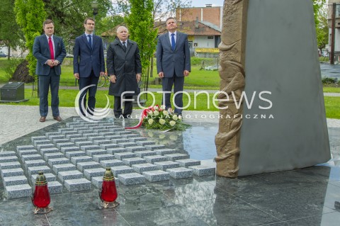  05.05.2014 DEBICA <br />WIZYTA PREZESA PIS JAROSLAWA KACZYNSKIEGO NA PODKARPACIU<br />PREZES PIS PRZY POMNIKU BRATA LECHA KACZYNSKIEGO W DEBICY<br />N/Z JAROSLAW KACZYNSKI TOMASZ POREBA ADAM HOFMAN<br /> 