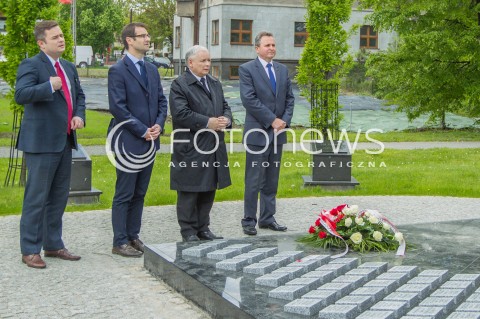  05.05.2014 DEBICA <br />WIZYTA PREZESA PIS JAROSLAWA KACZYNSKIEGO NA PODKARPACIU<br />PREZES PIS PRZY POMNIKU BRATA LECHA KACZYNSKIEGO W DEBICY<br />N/Z JAROSLAW KACZYNSKI TOMASZ POREBA ADAM HOFMAN<br /> 