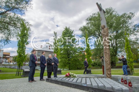  05.05.2014 DEBICA <br />WIZYTA PREZESA PIS JAROSLAWA KACZYNSKIEGO NA PODKARPACIU<br />PREZES PIS PRZY POMNIKU BRATA LECHA KACZYNSKIEGO W DEBICY<br />N/Z JAROSLAW KACZYNSKI TOMASZ POREBA ADAM HOFMAN<br /> 