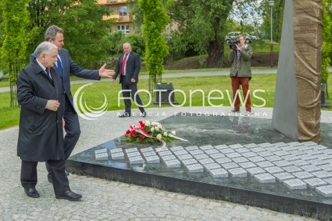  05.05.2014 DEBICA <br />WIZYTA PREZESA PIS JAROSLAWA KACZYNSKIEGO NA PODKARPACIU<br />PREZES PIS PRZY POMNIKU BRATA LECHA KACZYNSKIEGO W DEBICY<br />N/Z JAROSLAW KACZYNSKI<br /> 