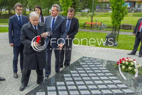  05.05.2014 DEBICA <br />WIZYTA PREZESA PIS JAROSLAWA KACZYNSKIEGO NA PODKARPACIU<br />PREZES PIS PRZY POMNIKU BRATA LECHA KACZYNSKIEGO W DEBICY<br />N/Z JAROSLAW KACZYNSKI TOMASZ POREBA<br /> 