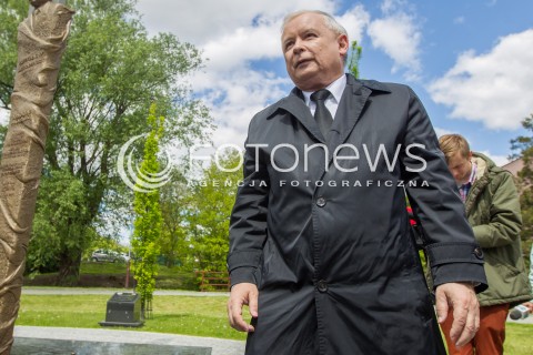  05.05.2014 DEBICA <br />WIZYTA PREZESA PIS JAROSLAWA KACZYNSKIEGO NA PODKARPACIU<br />PREZES PIS PRZY POMNIKU BRATA LECHA KACZYNSKIEGO W DEBICY<br />N/Z JAROSLAW KACZYNSKI<br /> 