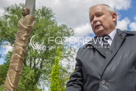  05.05.2014 DEBICA <br />WIZYTA PREZESA PIS JAROSLAWA KACZYNSKIEGO NA PODKARPACIU<br />PREZES PIS PRZY POMNIKU BRATA LECHA KACZYNSKIEGO W DEBICY<br />N/Z JAROSLAW KACZYNSKI POMNIK BRATA<br /> 