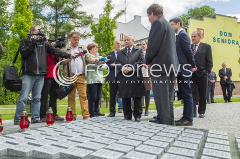  05.05.2014 DEBICA <br />WIZYTA PREZESA PIS JAROSLAWA KACZYNSKIEGO NA PODKARPACIU<br />PREZES PIS PRZY POMNIKU BRATA LECHA KACZYNSKIEGO W DEBICY<br />N/Z JAROSLAW KACZYNSKI<br /> 