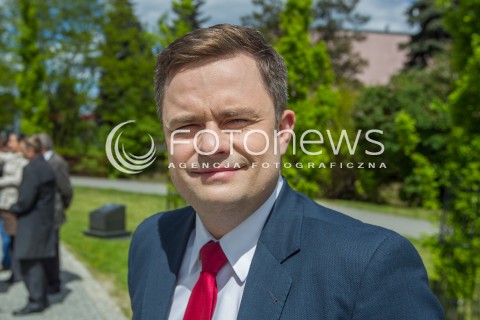  05.05.2014 DEBICA <br />WIZYTA PREZESA PIS JAROSLAWA KACZYNSKIEGO NA PODKARPACIU<br />PREZES PIS PRZY POMNIKU BRATA LECHA KACZYNSKIEGO W DEBICY<br />N/Z ADAM HOFMAN<br /> 