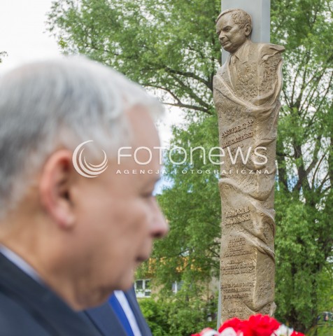  05.05.2014 DEBICA <br />WIZYTA PREZESA PIS JAROSLAWA KACZYNSKIEGO NA PODKARPACIU<br />PREZES PIS PRZY POMNIKU BRATA LECHA KACZYNSKIEGO W DEBICY<br />N/Z POMNIK LECHA KACZYNSKIEGO - JAROSLAW KACZYNSKI <br /> 