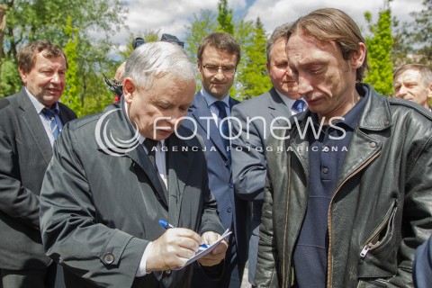  05.05.2014 DEBICA <br />WIZYTA PREZESA PIS JAROSLAWA KACZYNSKIEGO NA PODKARPACIU<br />PREZES PIS PRZY POMNIKU BRATA LECHA KACZYNSKIEGO W DEBICY<br />N/Z JAROSLAW KACZYNSKI DAJE AUTOGRAF MIESZKANCOWI DEBICY<br /> 