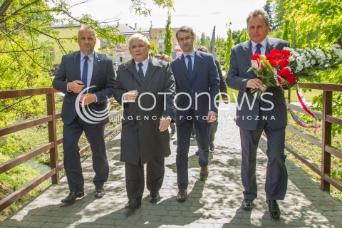 05.05.2014 DEBICA <br />WIZYTA PREZESA PIS JAROSLAWA KACZYNSKIEGO NA PODKARPACIU<br />PREZES PIS PRZY POMNIKU BRATA LECHA KACZYNSKIEGO W DEBICY<br />N/Z JAROSLAW KACZYNSKI TOMASZ POREBA<br /> 