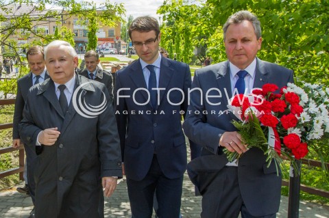  05.05.2014 DEBICA <br />WIZYTA PREZESA PIS JAROSLAWA KACZYNSKIEGO NA PODKARPACIU<br />PREZES PIS PRZY POMNIKU BRATA LECHA KACZYNSKIEGO W DEBICY<br />N/Z JAROSLAW KACZYNSKI TOMASZ POREBA<br /> 