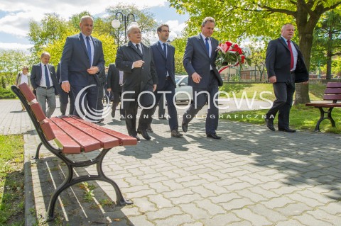  05.05.2014 DEBICA <br />WIZYTA PREZESA PIS JAROSLAWA KACZYNSKIEGO NA PODKARPACIU<br />PREZES PIS PRZY POMNIKU BRATA LECHA KACZYNSKIEGO W DEBICY<br />N/Z JAROSLAW KACZYNSKI TOMASZ POREBA<br /> 