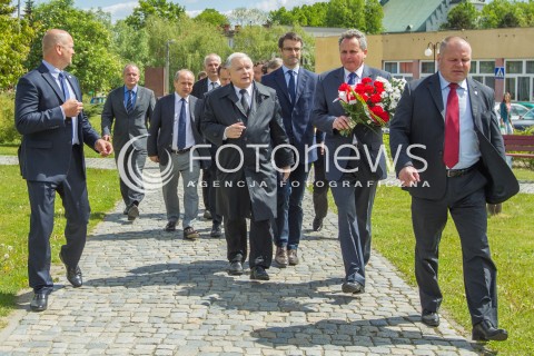  05.05.2014 DEBICA <br />WIZYTA PREZESA PIS JAROSLAWA KACZYNSKIEGO NA PODKARPACIU<br />PREZES PIS PRZY POMNIKU BRATA LECHA KACZYNSKIEGO W DEBICY<br />N/Z JAROSLAW KACZYNSKI TOMASZ POREBA<br /> 
