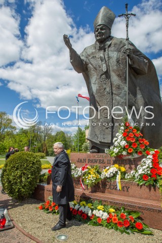  05.05.2014 DEBICA <br />WIZYTA PREZESA PIS JAROSLAWA KACZYNSKIEGO NA PODKARPACIU<br />PREZES PIS PRZY POMNIKU PAPIEZA SWIETEGO JANA PAWLA II W DEBICY<br />N/Z JAROSLAW KACZYNSKI<br /> 