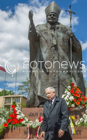 05.05.2014 DEBICA <br />WIZYTA PREZESA PIS JAROSLAWA KACZYNSKIEGO NA PODKARPACIU<br />PREZES PIS PRZY POMNIKU PAPIEZA SWIETEGO JANA PAWLA II W DEBICY<br />N/Z JAROSLAW KACZYNSKI<br /> 