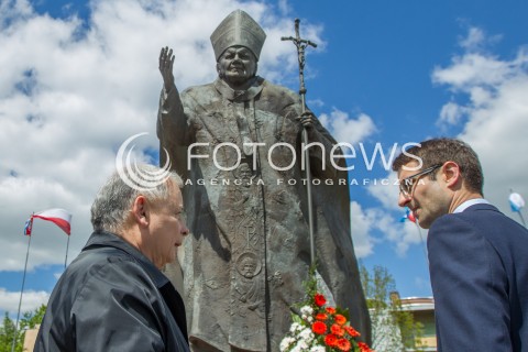  05.05.2014 DEBICA <br />WIZYTA PREZESA PIS JAROSLAWA KACZYNSKIEGO NA PODKARPACIU<br />PREZES PIS PRZY POMNIKU PAPIEZA SWIETEGO JANA PAWLA II W DEBICY<br />N/Z JAROSLAW KACZYNSKI TOMASZ POREBA<br /> 