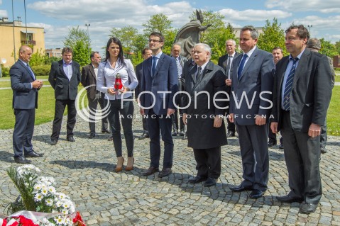  05.05.2014 DEBICA <br />WIZYTA PREZESA PIS JAROSLAWA KACZYNSKIEGO NA PODKARPACIU<br />PREZES PIS PRZY KRZYZU NA PLACU SOLIDARNOSCI W DEBICY<br />N/Z JAROSLAW KACZYNSKI TOMASZ POREBA<br /> 