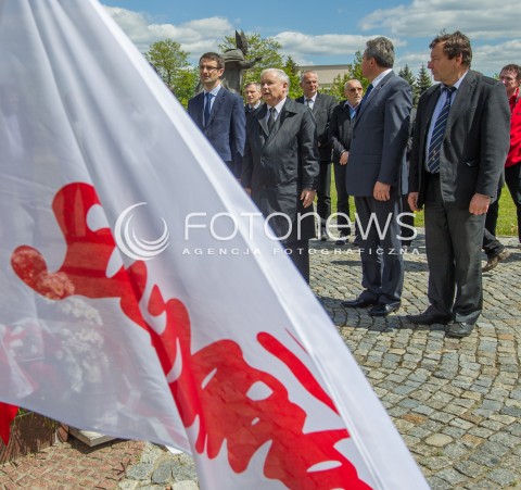  05.05.2014 DEBICA <br />WIZYTA PREZESA PIS JAROSLAWA KACZYNSKIEGO NA PODKARPACIU<br />PREZES PIS PRZY KRZYZU NA PLACU SOLIDARNOSCI W DEBICY<br />N/Z JAROSLAW KACZYNSKI TOMASZ POREBA<br /> 