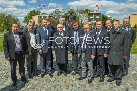  05.05.2014 DEBICA <br />WIZYTA PREZESA PIS JAROSLAWA KACZYNSKIEGO NA PODKARPACIU<br />PREZES PIS W DEBICY<br />N/Z JAROSLAW KACZYNSKI TOMASZ POREBA SYMPATYCY PIS ZDZISLAW PUPA ZDJECIE GRUPOWE<br /> 