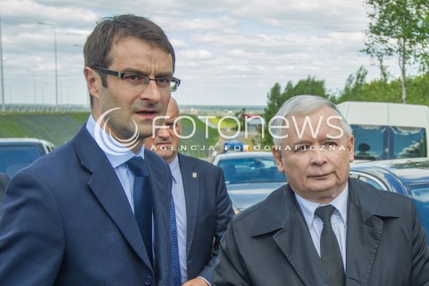  05.05.2014 SWILCZA<br />WIZYTA PREZESA PIS JAROSLAWA KACZYNSKIEGO NA PODKARPACIU<br />PREZES PIS NA NIEDOKOCZONYM ODCINKU DROGI EKSPRESOWEJ S19 W SWILCZY KOLO RZESZOWA<br />N/Z JAROSLAW KACZYNSKI TOMASZ POREBA<br /> 
